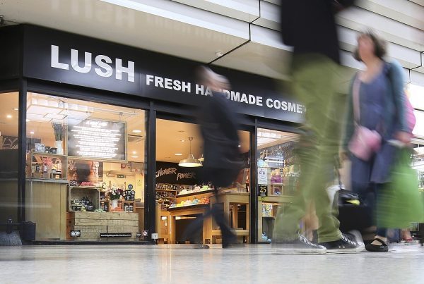 大举扩充门店规模，英国天然美妆品牌 Lush去年本土销售1.25亿英镑，扭亏为盈！