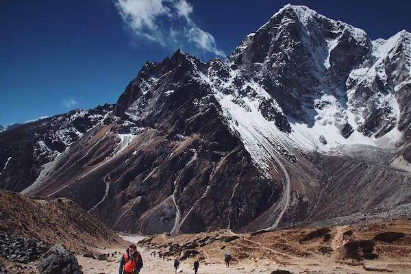 珠穆朗玛峰攀登者人数今年达到历史最高值：371人！