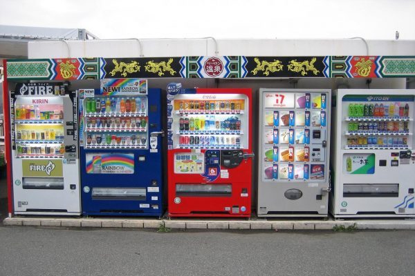 应对来自便利店的激烈竞争，日本自动售货机运营商纷纷亮出新玩法