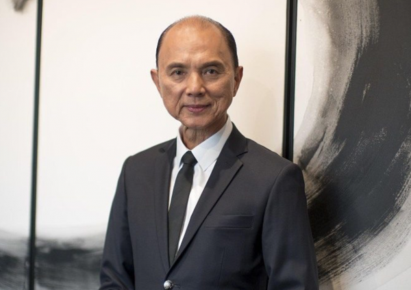 《华丽志》独家专访Jimmy Choo品牌联合创始人、传奇华裔鞋履大师周仰杰：做设计前要先学会做人！