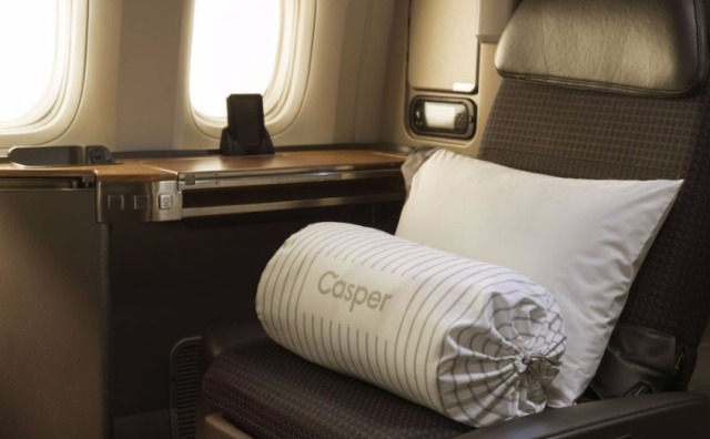 美国互联网床垫品牌 Casper 跨界为美国航空推出机舱专用寝具系列