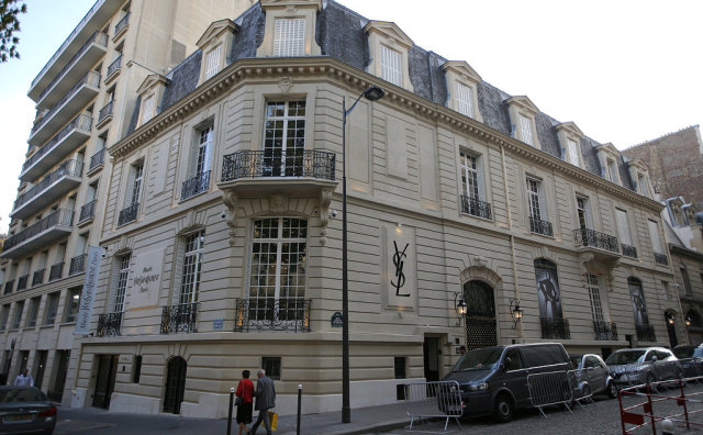 Yves Saint Laurent 巴黎纪念馆将在线展出约7000件藏品