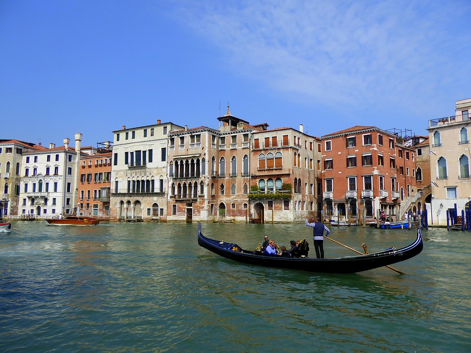 意大利政府将禁止大型邮轮在威尼斯运河航行