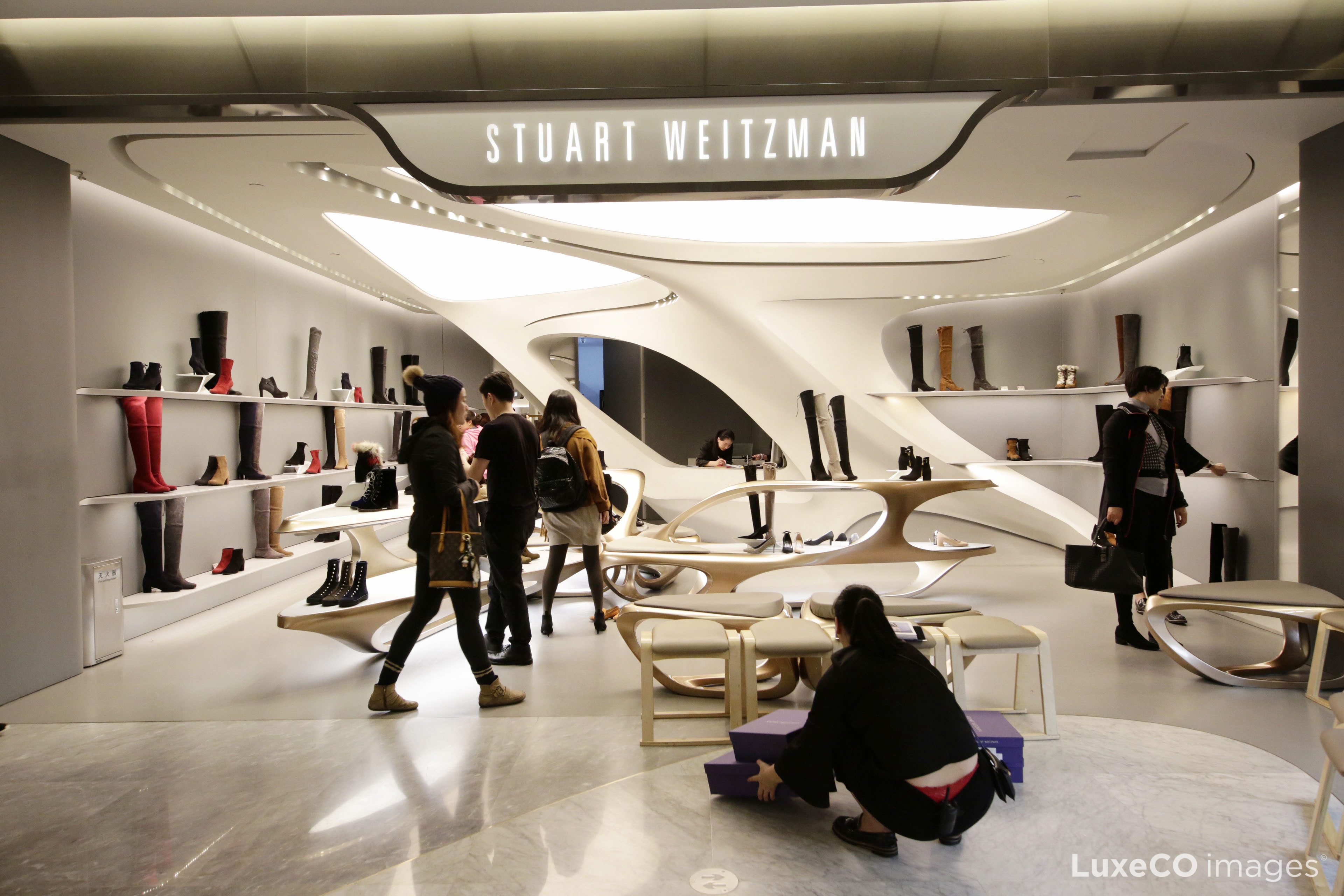 Stuart Weitzman创意总监、意大利设计师Giovanni Morelli因不当行为离职