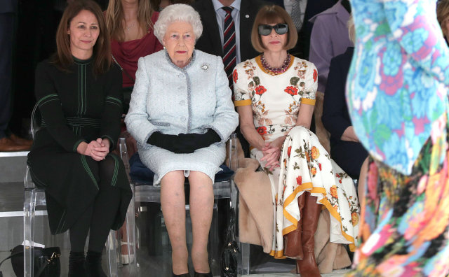 英国女王伊丽莎白二世首次现身时装秀场，看完秀又为年轻设计师 Richard Quinn 颁奖