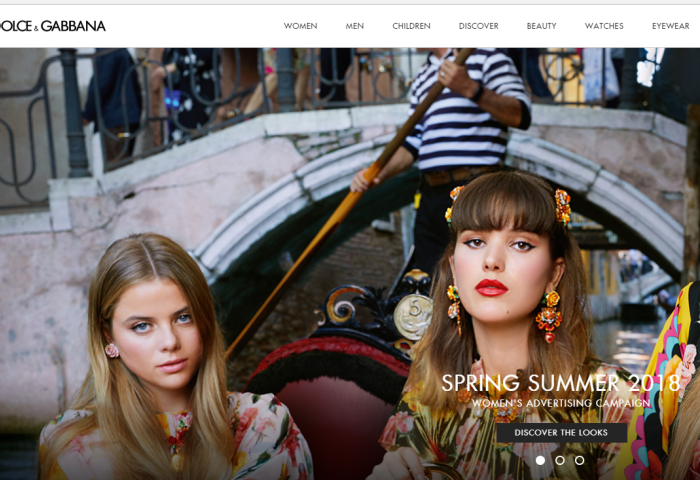 为拓展海外市场，Dolce & Gabbana 在全球各地进行高级时装世界巡回展览