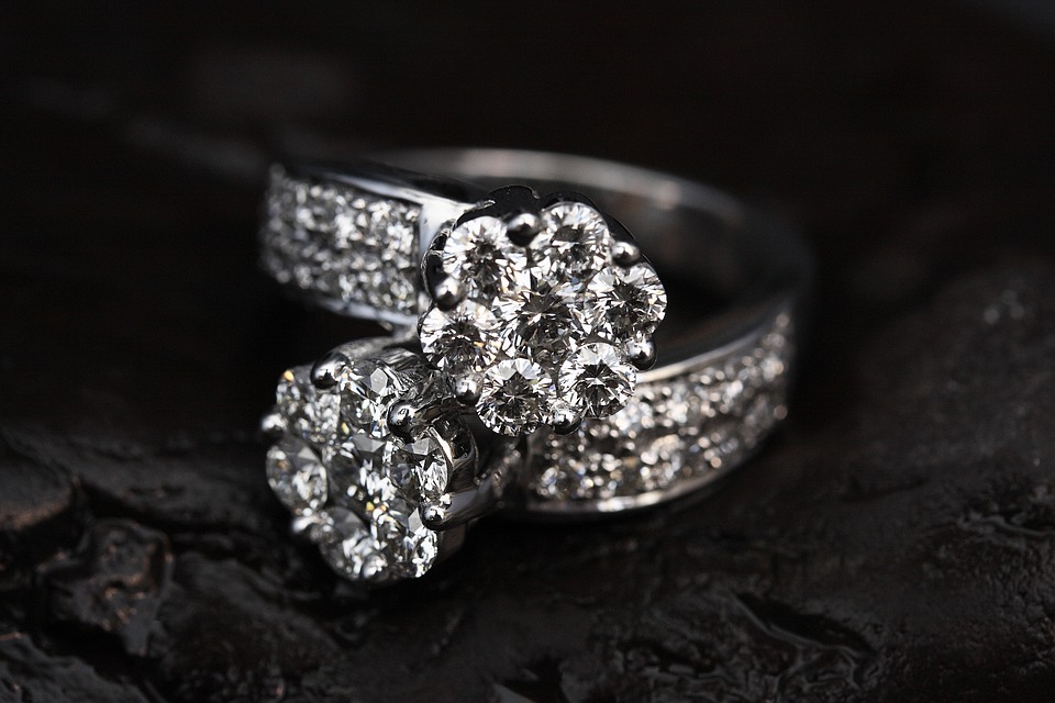 全球最大钻石生产商 De Beers 将推出采用人造钻石的时尚珠宝品牌 Lightbox Jewelry
