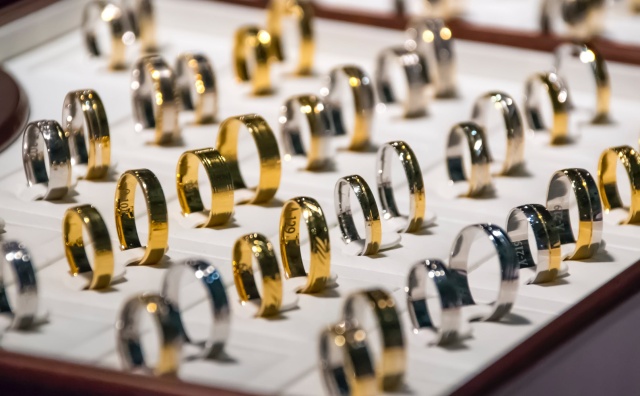中国黄金珠宝市场复苏，“款式过时”的铂金珠宝市场需求依旧低迷