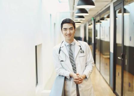 在美国当医生，回中国创品牌，他要用生物科技解决“面子问题”【橙湾学员系列专访】