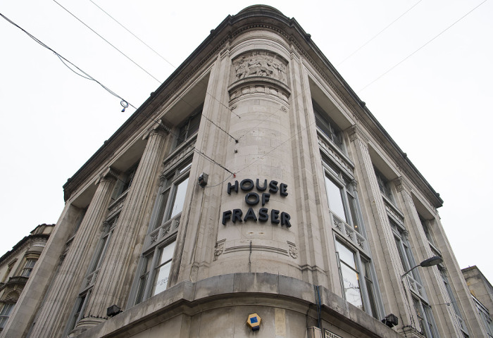 英国高端百货 House of Fraser 负债达4.84亿英镑，债务人中包括 Versace、Gucci、Prada 等奢侈品牌