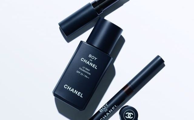 “涂脂抹粉”不再是女性专属！Chanel 推出第一条男士彩妆产品线