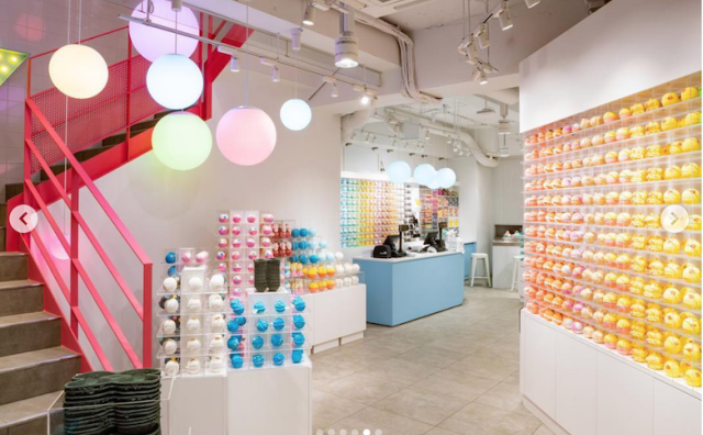 英国天然美容品牌 Lush 在东京原宿开设全新概念店：两层门店只卖一种产品“气泡弹”