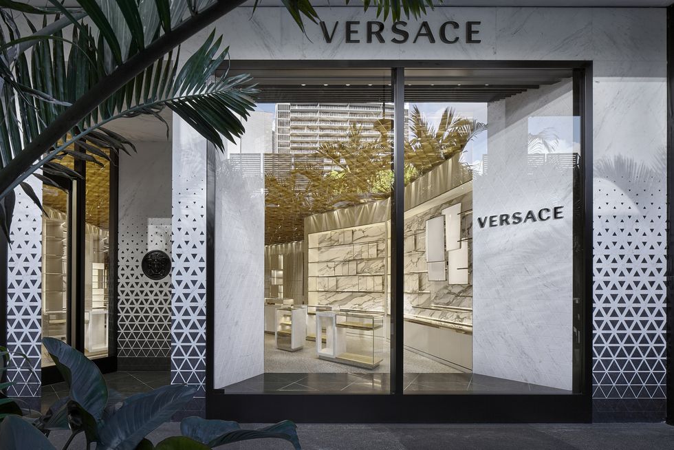 兼顾奢华和环保，Versace 邀请法国知名设计师全面改造升级品牌门店