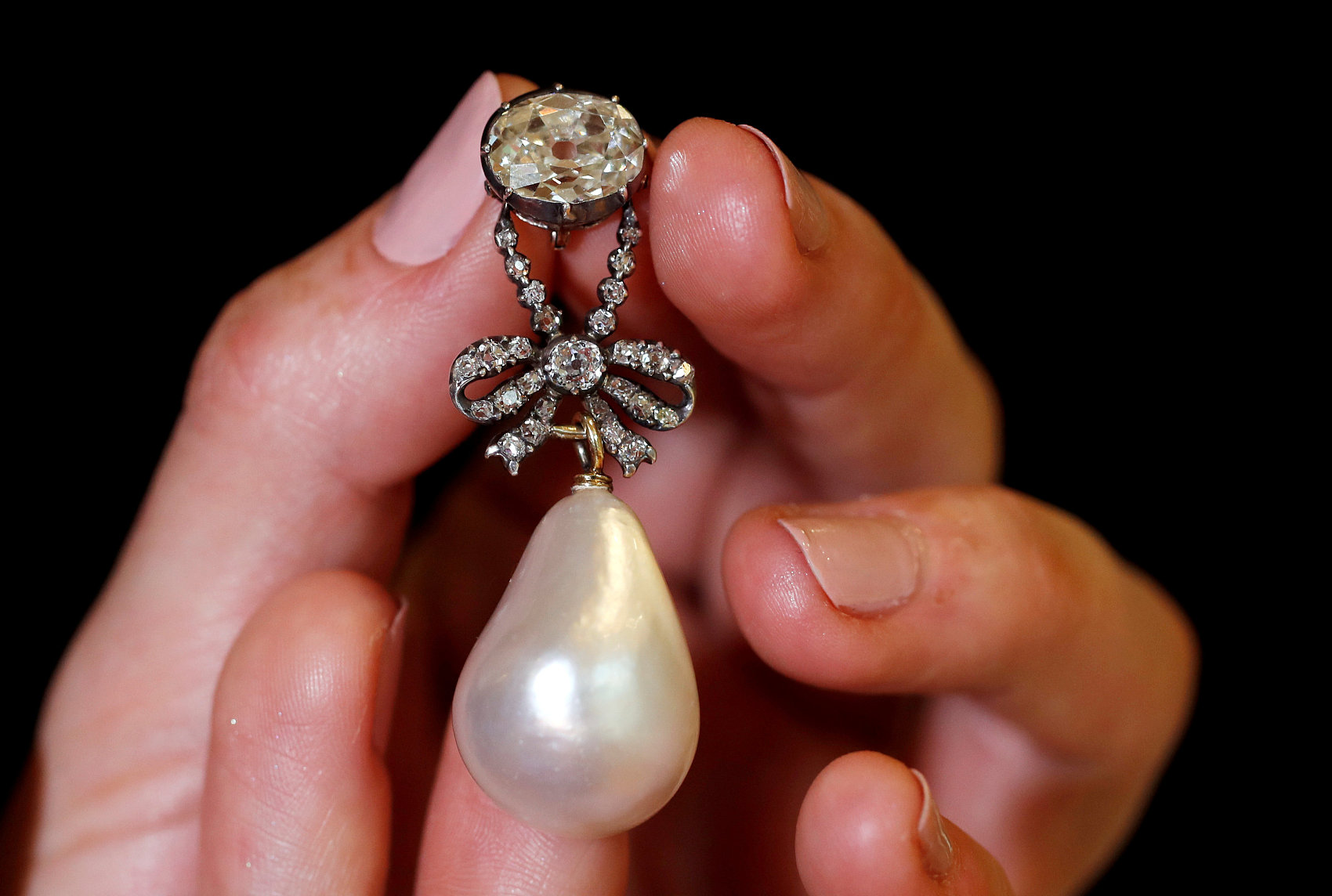 法国王后玛丽·安托瓦内特的珍珠吊坠拍出3600万美元的天价，创下天然珍珠最高纪录