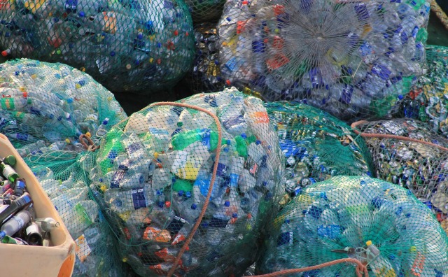 瓶装水造成的塑料污染问题日益严重，行业老大雀巢公司如何应对？