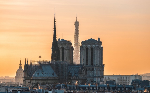 巴黎圣母院遭遇严重火灾，法国两大奢侈品集团 LVMH 和开云合计承诺出资3亿欧元用于重建