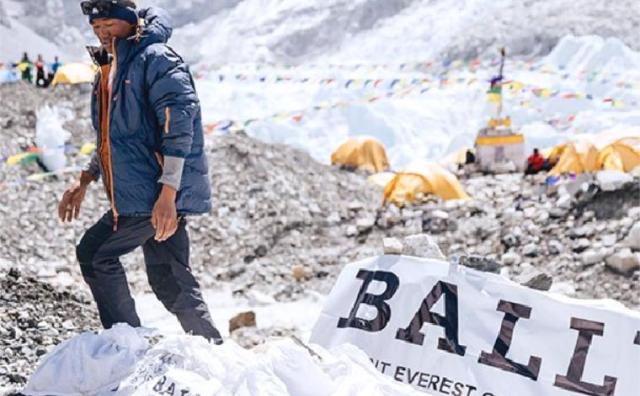 瑞士奢侈品牌 Bally 派出的项目组从珠穆朗玛峰上清理了2吨垃圾！