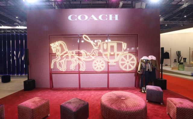 Coach 重启马车logo，全球首发放在了进博会！中国区总裁向《华丽志》详解最新战略