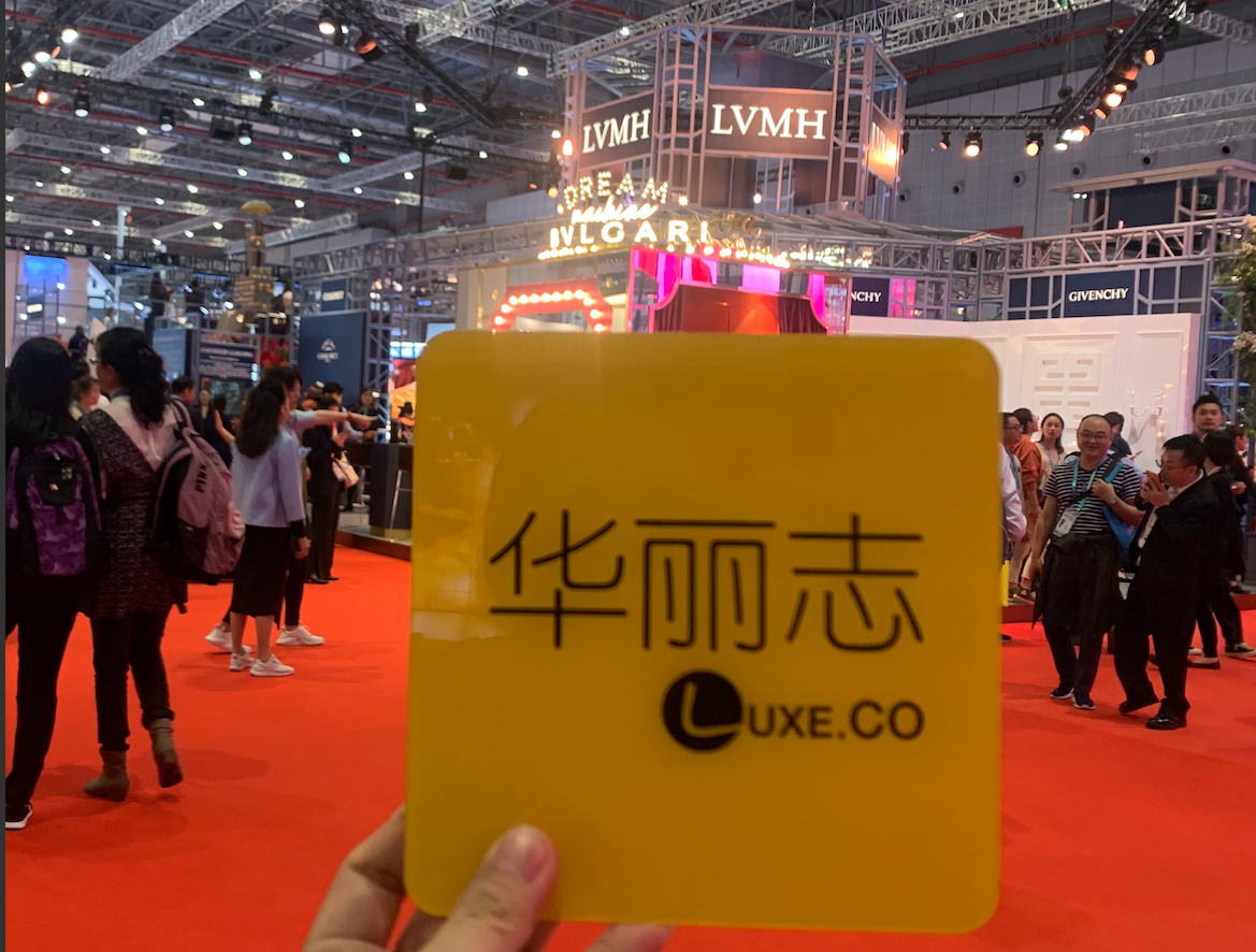 如何在进博会搭出一个惊艳的时尚展台？看看欧莱雅，雅诗兰黛，斯凯奇是怎么做的｜《华丽志》进博会系列报道