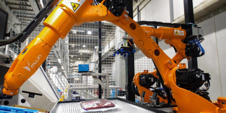 优衣库东京仓库实现100%自动化，新款双臂机器人能完成衣服折叠和打包工作