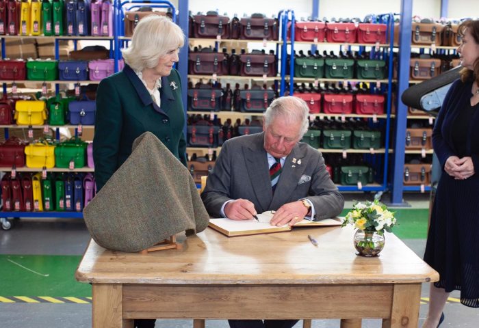 查尔斯王子参观剑桥包工厂，推出皇室特别系列支持慈善事业