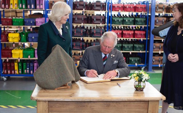查尔斯王子参观剑桥包工厂，推出皇室特别系列支持慈善事业