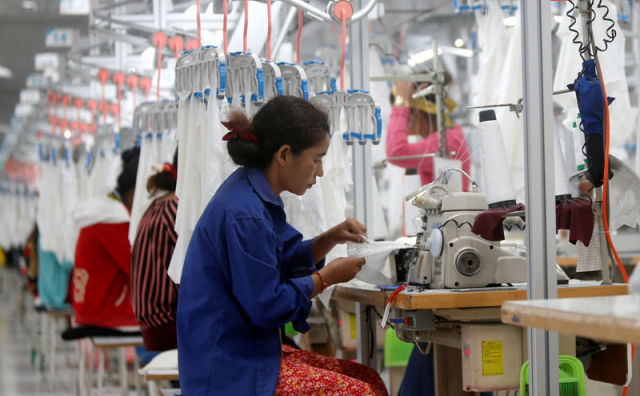 疫情导致中国原材料供应短缺，柬埔寨一批服装加工厂面临停产