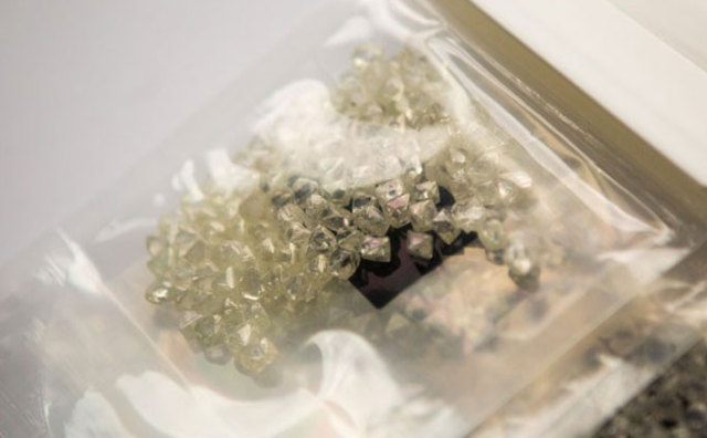 疫情致中国钻石需求骤减，两大钻石生产商 De Beers、Alrosa 原石销售显著下跌