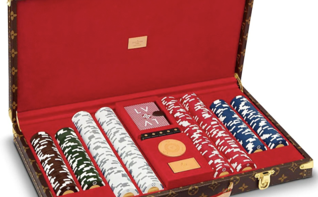 路易威登推出售价17万元的扑克套装和1.9万元的哑铃，响应疫情期间高涨的新需求