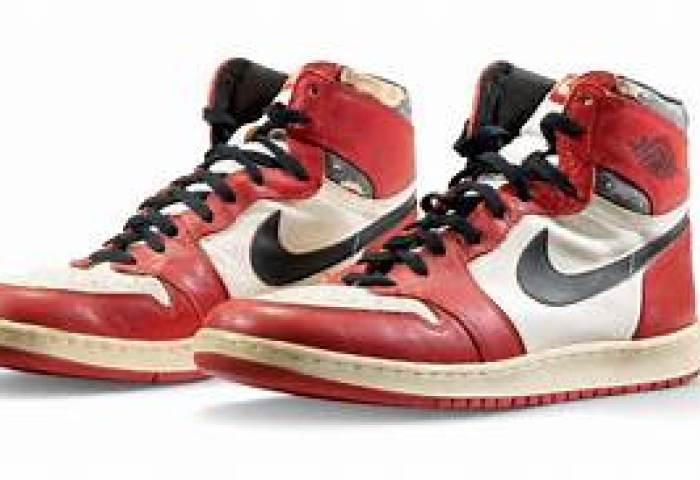 乔丹当年扣碎篮板的那双鞋拍出61.5万美元，创球鞋拍卖历史最高记录