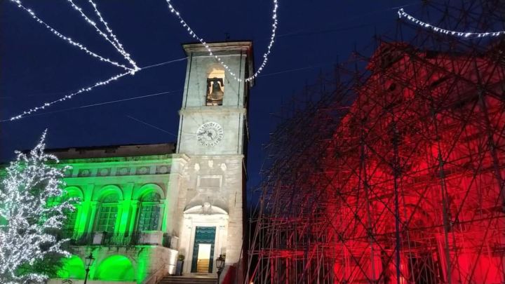 在 Brunello Cucinelli的资助下，四年前遭地震破坏的佩鲁贾市政广场钟塔修缮工作完成