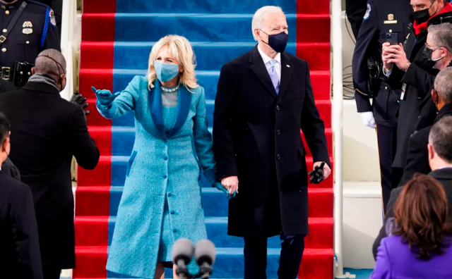 支持美国独立设计师，第一夫人和女副总统在美国总统就职典礼上都穿了什么？