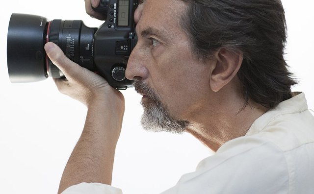 意大利著名时尚摄影师Giovanni Gastel因新冠并发症去世，享年65岁