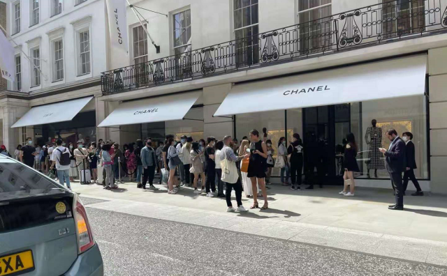 Chanel 高级工坊系列上新，伦敦旗舰店外购物人群排起长队
