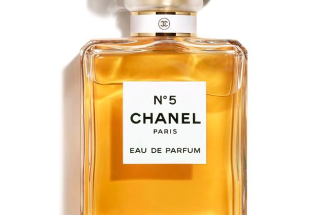 Chanel 首次为五号香水打造使用回收玻璃的包装瓶