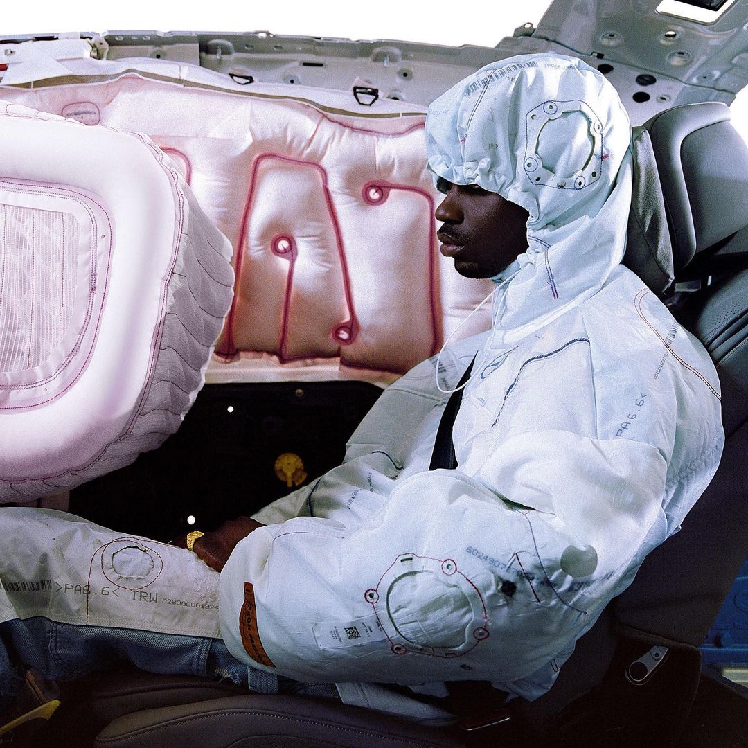 奔驰与当红潮牌设计师 Heron Preston 合作推出服装系列，面料来自“安全气囊”