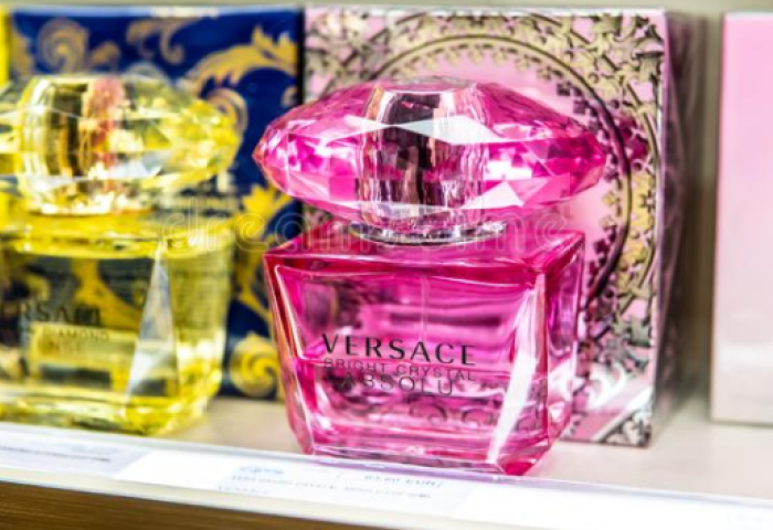 Capri 集团与 Versace品牌的香水授权制造商 EuroItalia 深化合作