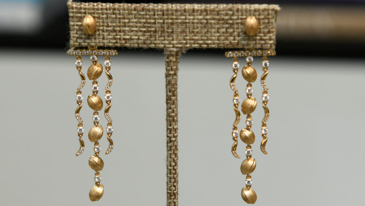 天然钻石协会与珠宝设计师 Lorraine Schwartz 发起的“新兴设计师钻石倡议”推出首个珠宝系列