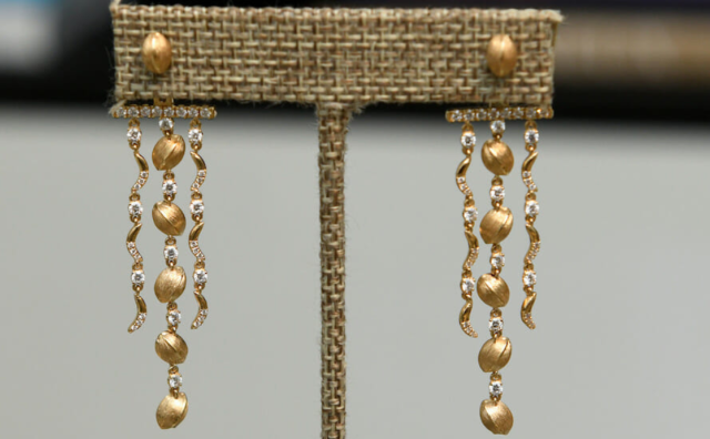 天然钻石协会与珠宝设计师 Lorraine Schwartz 发起的“新兴设计师钻石倡议”推出首个珠宝系列