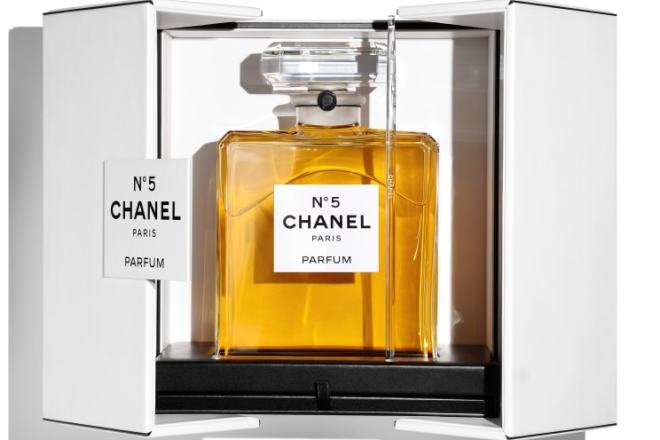 Chanel 香水新突破：推出2021毫升特大版五号香水；历时两年打造“生物基”香水瓶盖