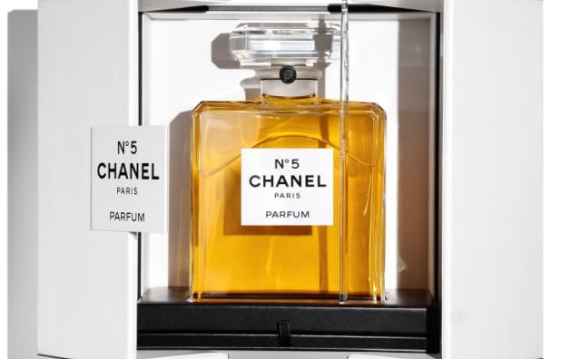 Chanel 香水新突破：推出2021毫升特大版五号香水；历时两年打造“生物基”香水瓶盖