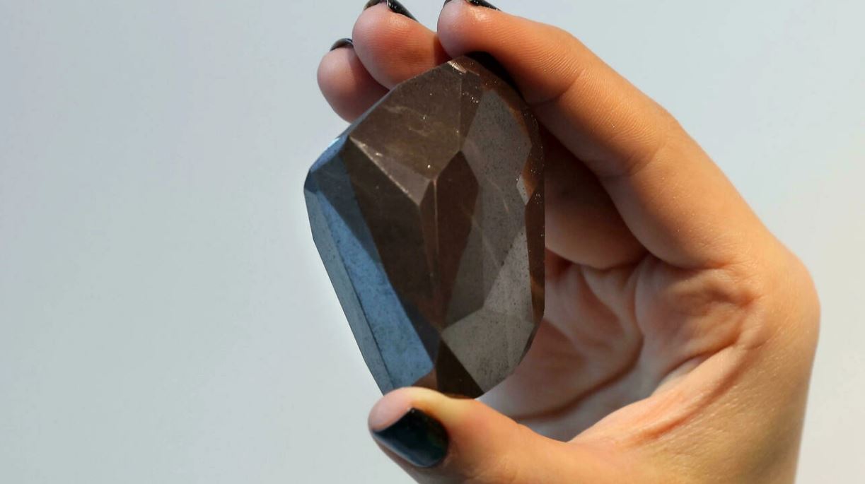 全球最大切割钻石在迪拜展出，重达555.55克