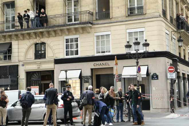 巴黎旺多姆广场的 Chanel珠宝店被劫，预估损失达两三百万欧元