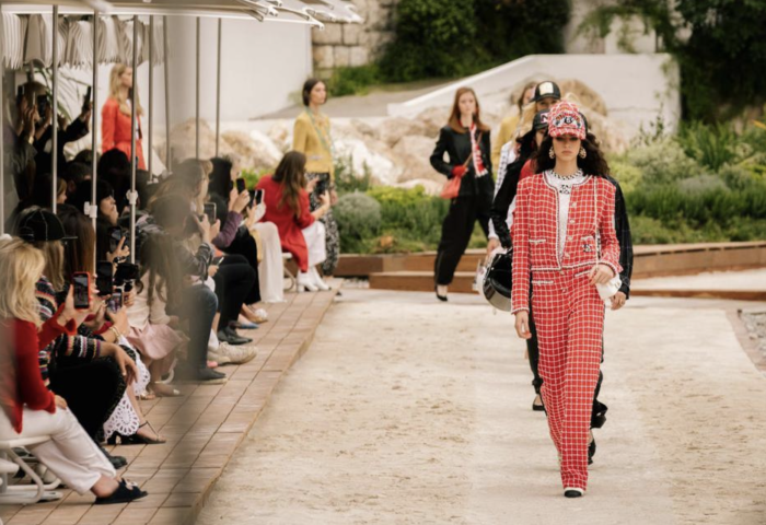 Chanel 来到蒙特卡洛展示早春度假系列，并于“老佛爷”的避暑别墅拍摄宣传片