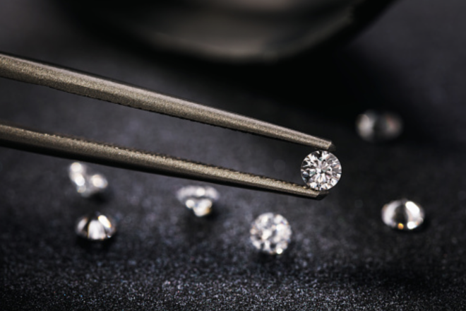生产全球1/3钻石的俄罗斯 Alrosa 被制裁，导致低端钻石供应紧张