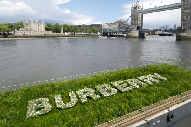 Burberry 为庆祝英国女王登基70周年开展系列活动：漂浮草地、纪念丝巾、公共艺术展示…