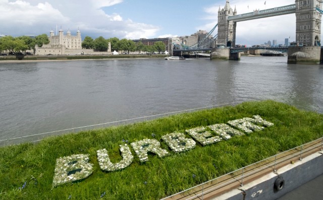 Burberry 为庆祝英国女王登基70周年开展系列活动：漂浮草地、纪念丝巾、公共艺术展示…