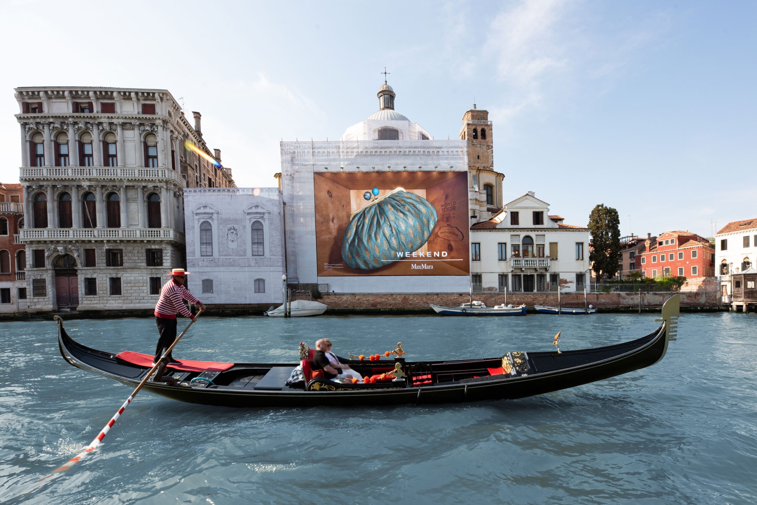 Weekend Max Mara 的“甜点包” 高调亮相威尼斯，开启全球巡展