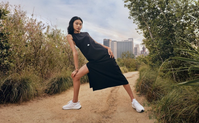 Adidas 推出主打舒适性的成衣胶囊系列，其中部分款式采用可回收材料制成