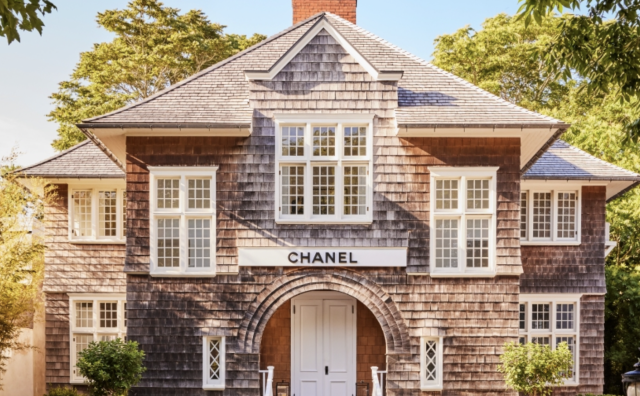 Chanel 在纽约东汉普顿的地标性建筑开设快闪精品店